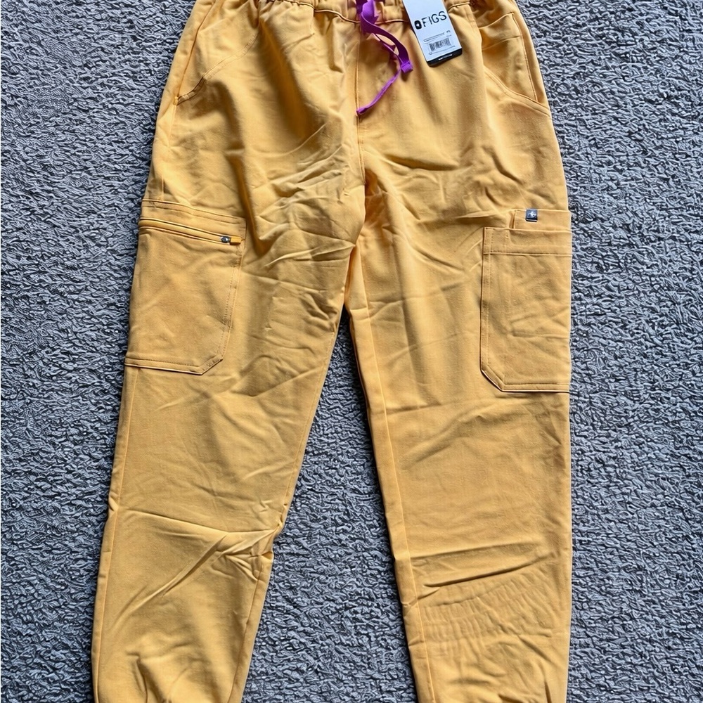 FIGS Women's Yellow Cargo Scrub Joggers and top. Tags removed worn once.